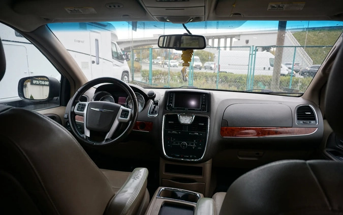 Chrysler Town &amp; Country cena 26990 przebieg: 247000, rok produkcji 2014 z Gdańsk małe 121
